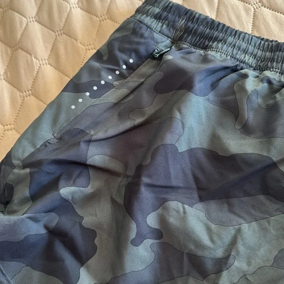 Old Navy Mid-Rise StretchTech Run Shorts -- 3-inch inseam - Picture 2 of 3